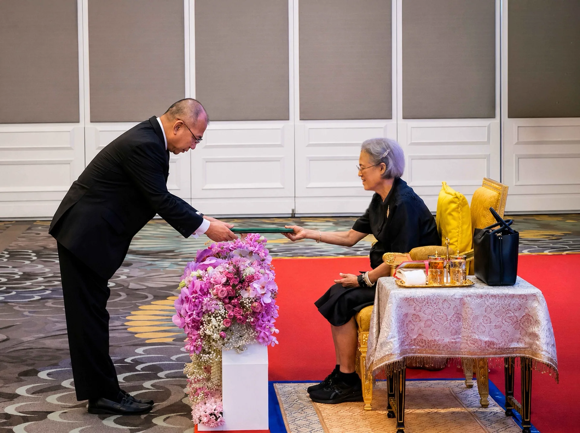 สมเด็จพระกนิษฐาธิราชเจ้า กรมสมเด็จพระเทพรัตนราชสุดา สยามบรมราชกุมารี พระราชทานโล่และประกาศนียบัตรแก่ ผู้จัดการทั่วไป โรงแรมเซ็นทารา แกรนด์ เซ็นทรัลพลาซา ลาดพร้าว
