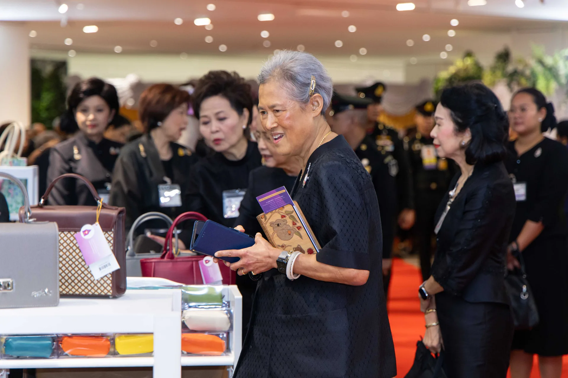 สมเด็จพระกนิษฐาธิราชเจ้า กรมสมเด็จพระเทพฯ ทรงเป็นประธานเปิดงาน “สานสายใยเพื่อผลิตภัณฑ์สายใจไทย ครั้งที่ ๒๘” ณ ลิฟวิ่ง ฮอลล์ ชั้น ๓ สยามพารากอน