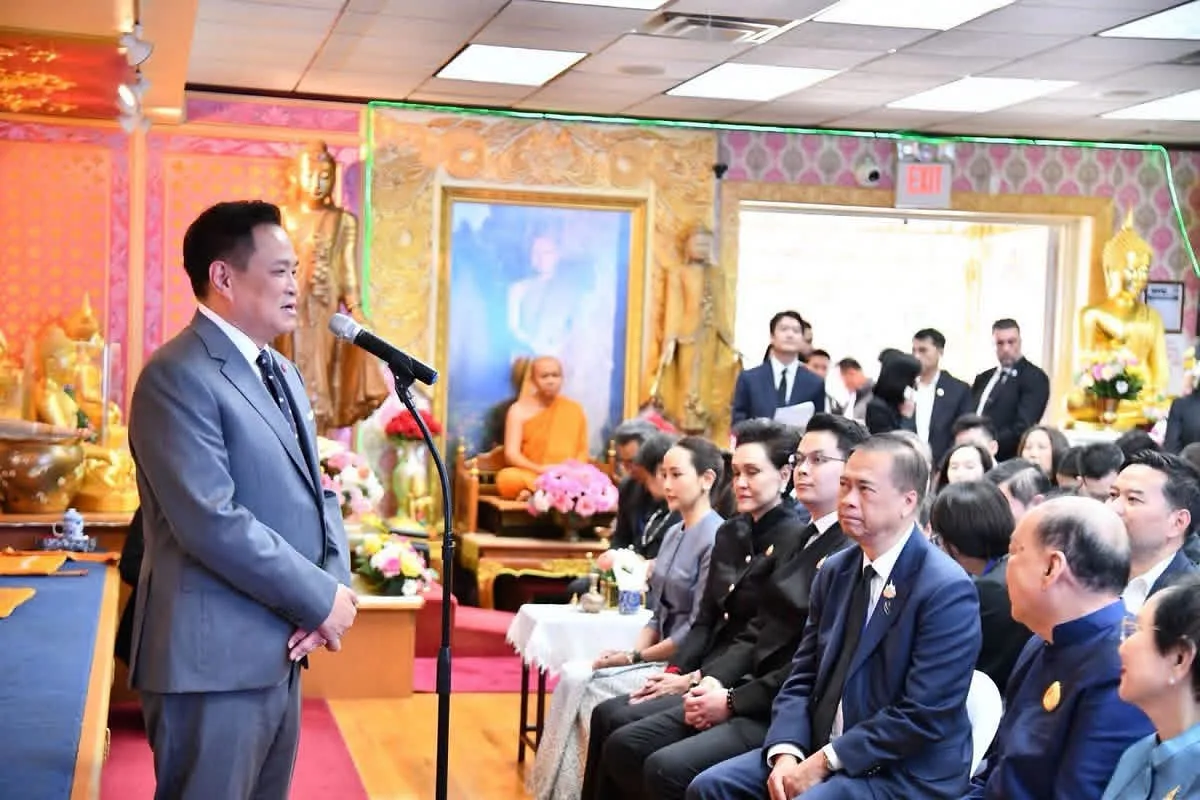 นายกรัฐมนตรี เยี่ยมวัดพุทธไทยถาวรวนาราม นครนิวยอร์ก ในโอกาสเยือนสหรัฐฯ รำลึกอดีตสมัยเรียน พบปะคนไทยย้ำรัฐบาลเร่งเดินหน้าเศรษฐกิจ ปราบยาเสพติด และคอรัปชั่น