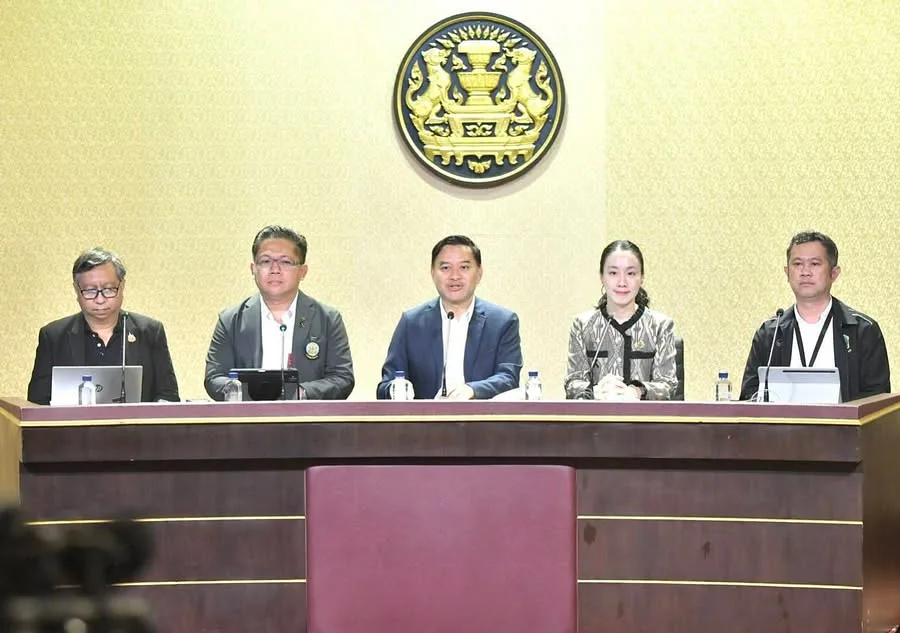 ประจำสำนักนายกรัฐมนตรี แถลงสถานการณ์น้ำหลายพื้นที่เริ่มลดลง เจ้าพระยาต่ำกว่าคันกั้นน้ำราว 1 เมตร เตือนฝนเพิ่ม 5 - 7 ต.ค. จับตาพัทยา - ภาคใต้ - ภาคตะวันออก