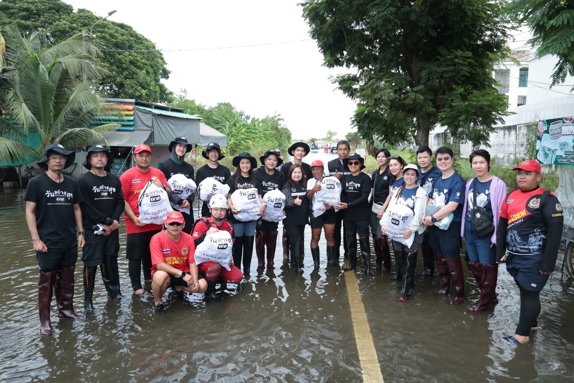 “วันสร้างสุข” นำความช่วยเหลือจากน้ำใจประชาชน ลงพื้นที่เขต “สะพานสูง – ลาดกระบัง” มอบถุงยังชีพ-อาหาร-เวชภัณฑ์