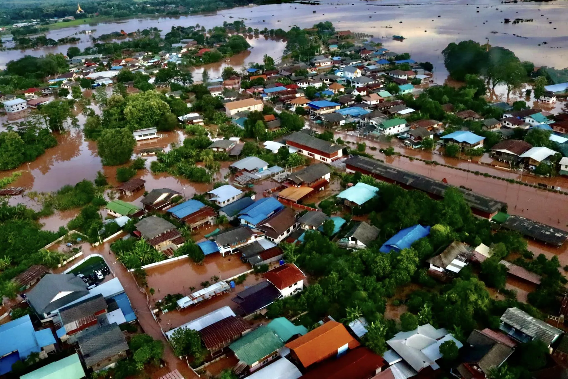 รัฐบาลเตือนเฝ้าระวังดินถล่ม–น้ำป่าไหลหลาก 15 จังหวัด 29 อำเภอ ช่วง 11–13 ต.ค. สั่ง ทส. ติดตามฝนสะสมใกล้ชิด พร้อมแจ้งเตือน–ช่วยเหลือประชาชนทันที