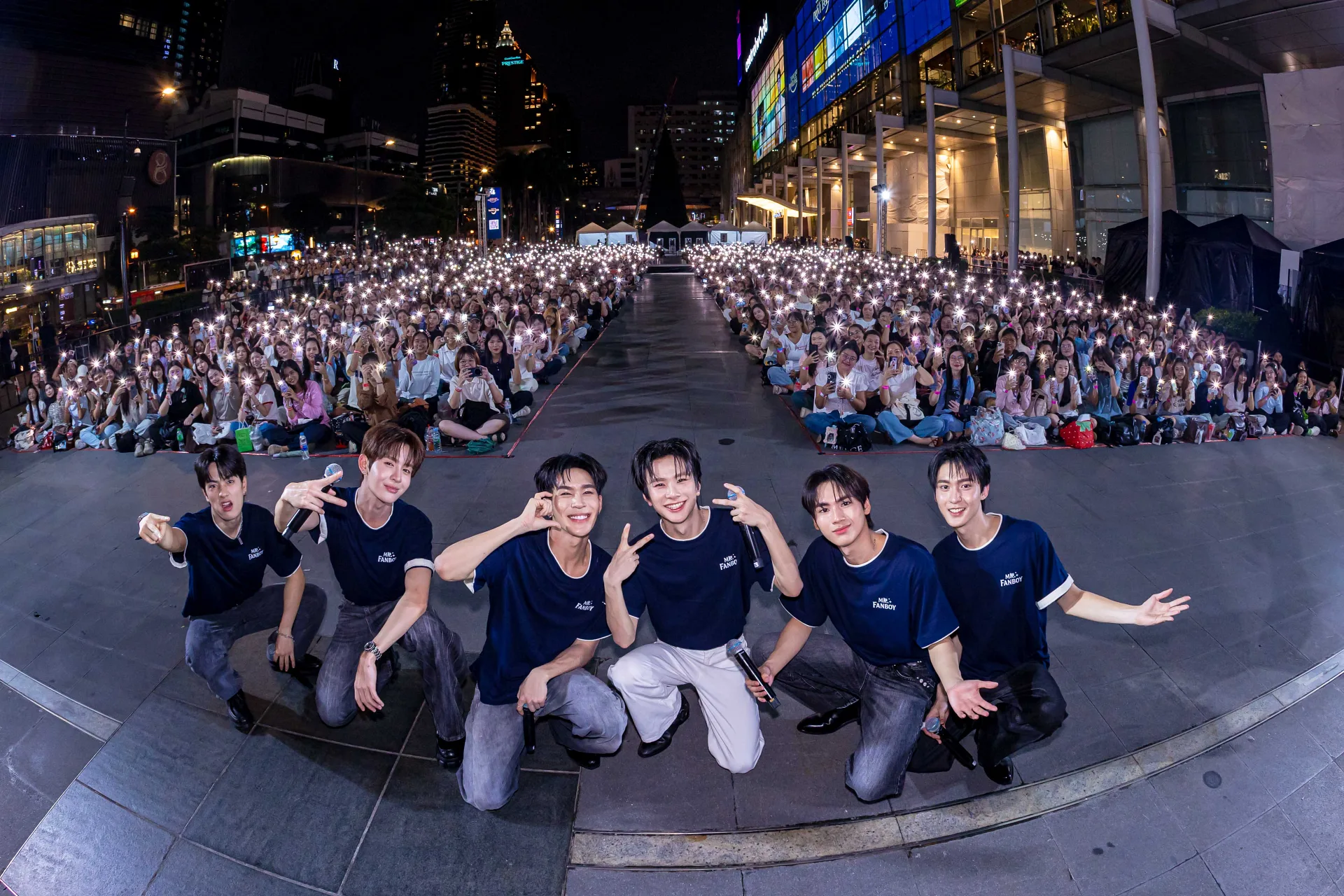 ลานเซ็นทรัลเวิลด์แตก “อู่อู๋ - เซฟ” นำทีมแก๊งแฟนบอยเสิร์ฟความฟิน รวมพลแฟนคลับแน่นงาน “Mr Fanboy Series Busking Presented by True5G”