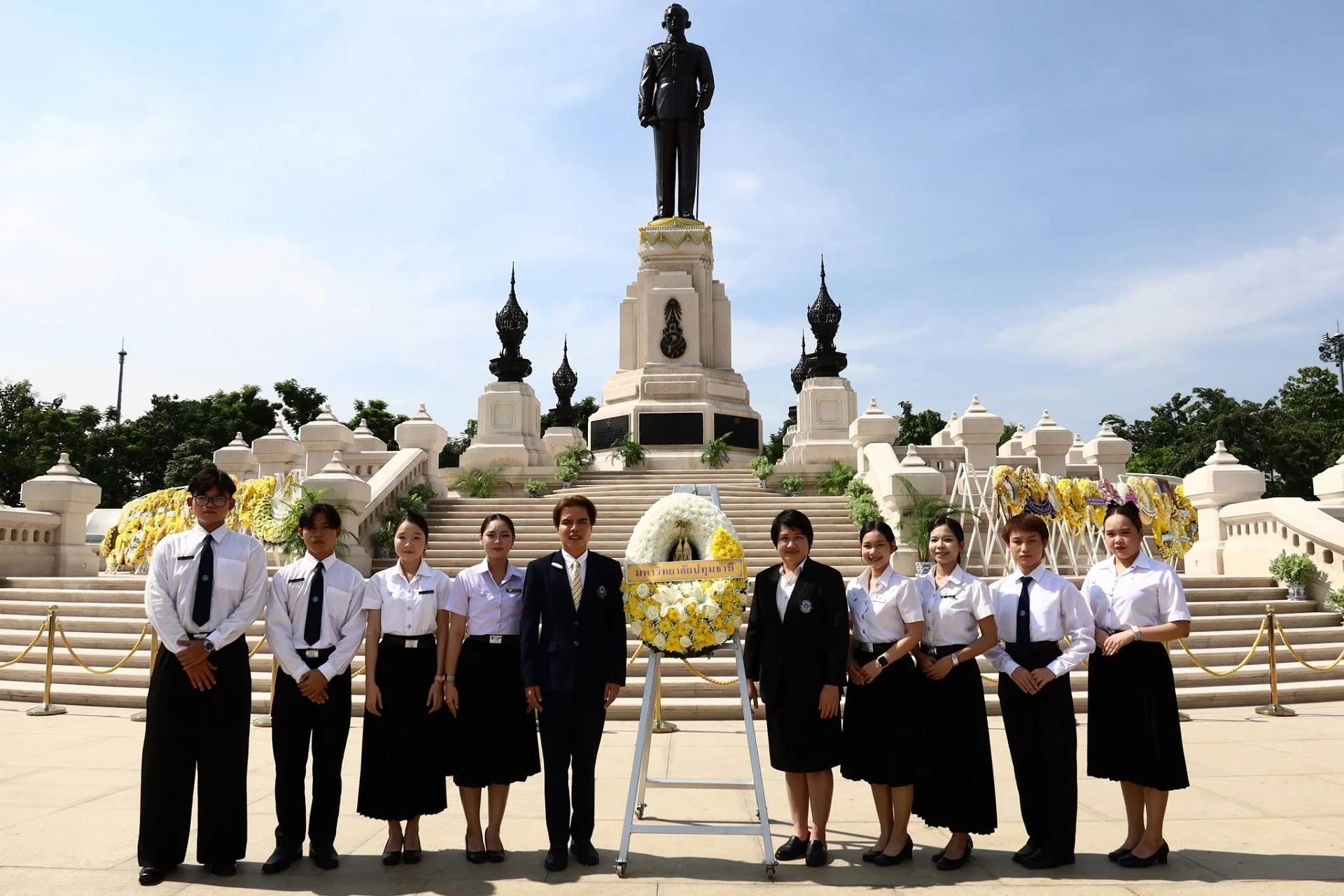 มหาวิทยาลัยปทุมธานี ร่วมวางพวงมาลาน้อมรำลึกในพระมหากรุณาธิคุณ เนื่องในวันนวมินทรมหาราช