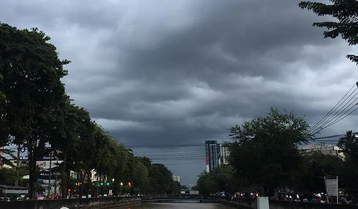 กรมอุตุฯ ประกาศสภาพอากาศวันนี้ ภาคเหนือตอนล่าง ภาคกลาง ภาคตะวันออก และภาคใต้ ยังคงมีฝนตกหนักบางแห่ง ขอให้ประชาชนระวังอันตรายอาจเกิดน้ำท่วมฉับพลัน น้ำป่าไหลหลาก ขณะที่ กทม.- ปริมณฑล มีฝนฟ้าคะนอง ร้อยละ 60