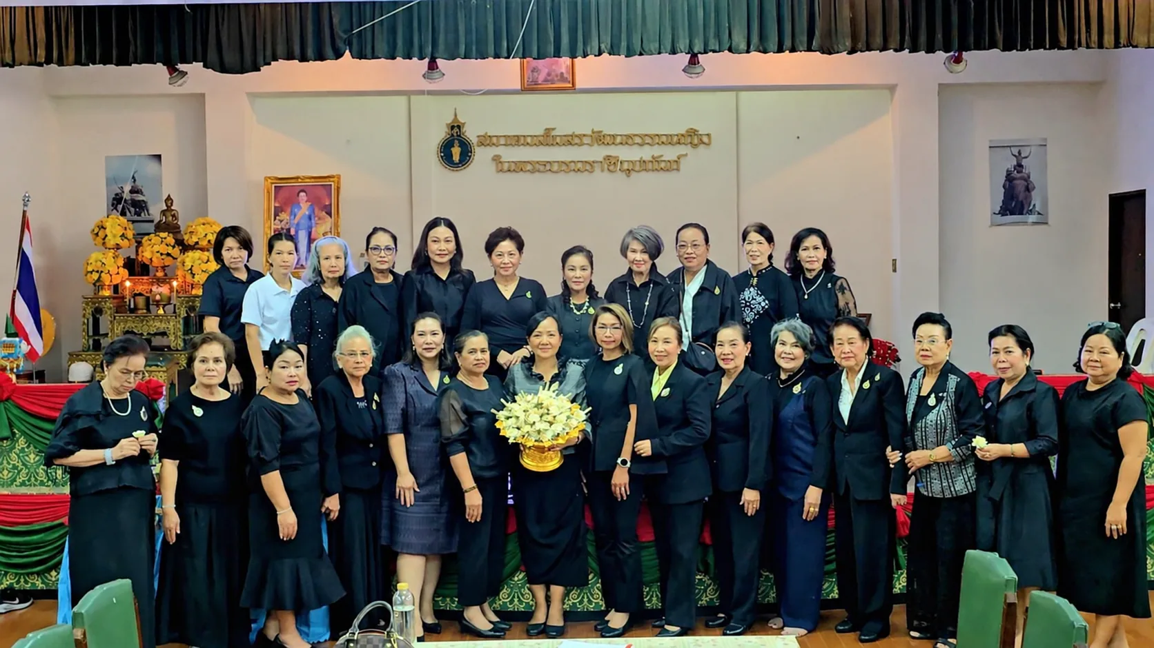 สมาคมสโมสรวัฒนธรรมหญิง  ในพระบรมราชินูปถัมภ์ รวมพลังจิตอาสา ประดิษฐ์ดอกไม้จันทน์ น้อมรำลึกพระมหากรุณาธิคุณ "สมเด็จพระบรมราชชนนีพันปีหลวง"