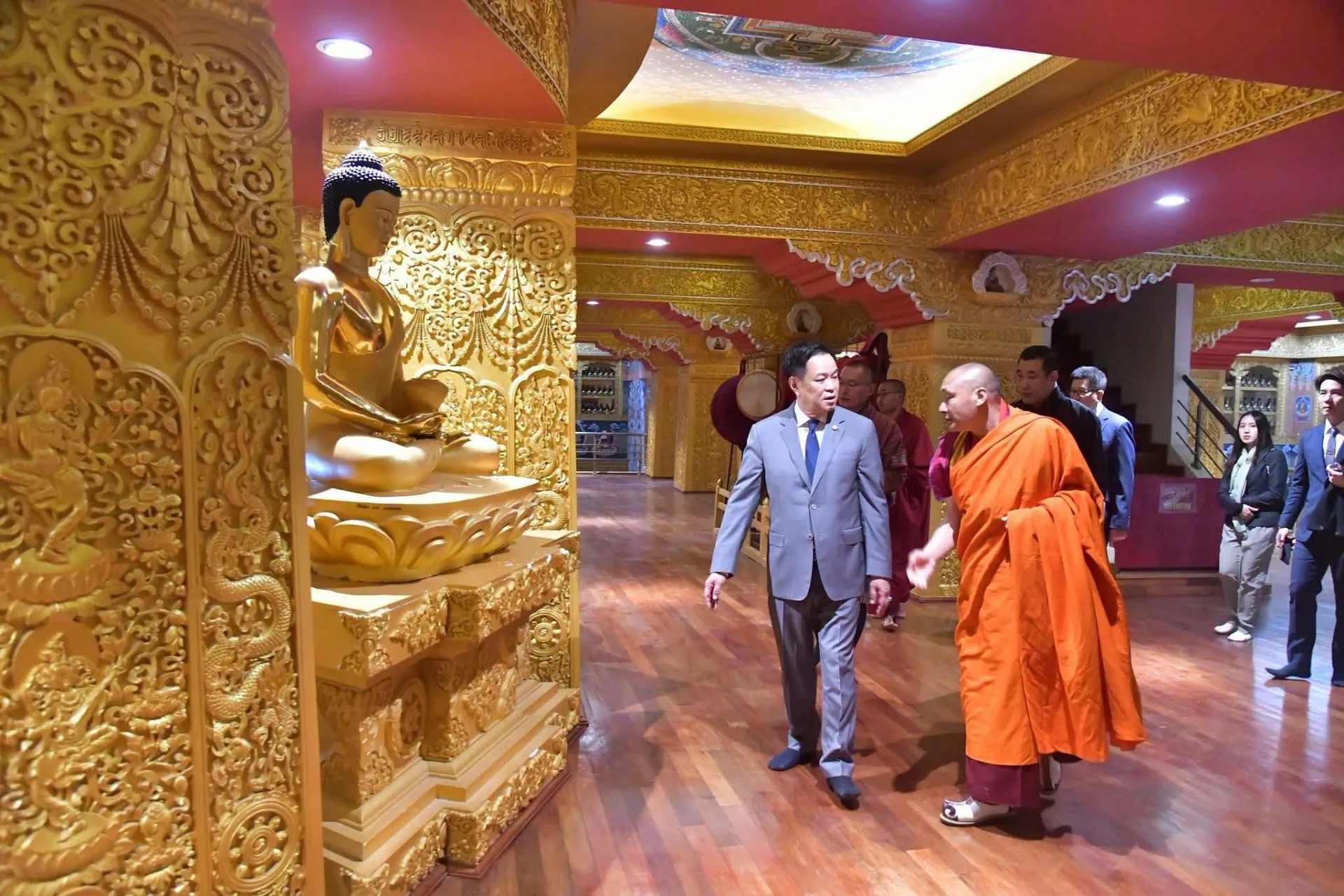 รัฐมนตรีภูฏานนำนายกรัฐมนตรีไทยเยี่ยมชมศิลปวัฒนธรรมและสักการะหลวงพ่อสัจจธรรม สานสัมพันธ์สองประเทศผ่านมรดกทางศาสนาและวัฒนธรรม ต่อยอดความร่วมมือด้านการท่องเที่ยวและการแลกเปลี่ยนวัฒนธรรม